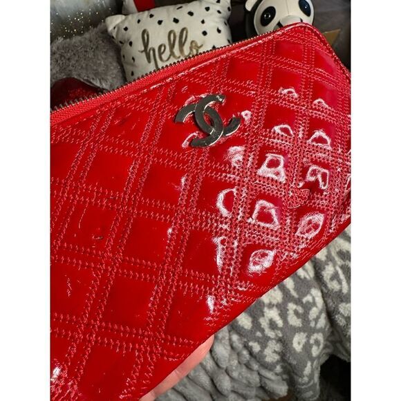 Pyramid embossed patent leather wallet red - Picture 3 of 7